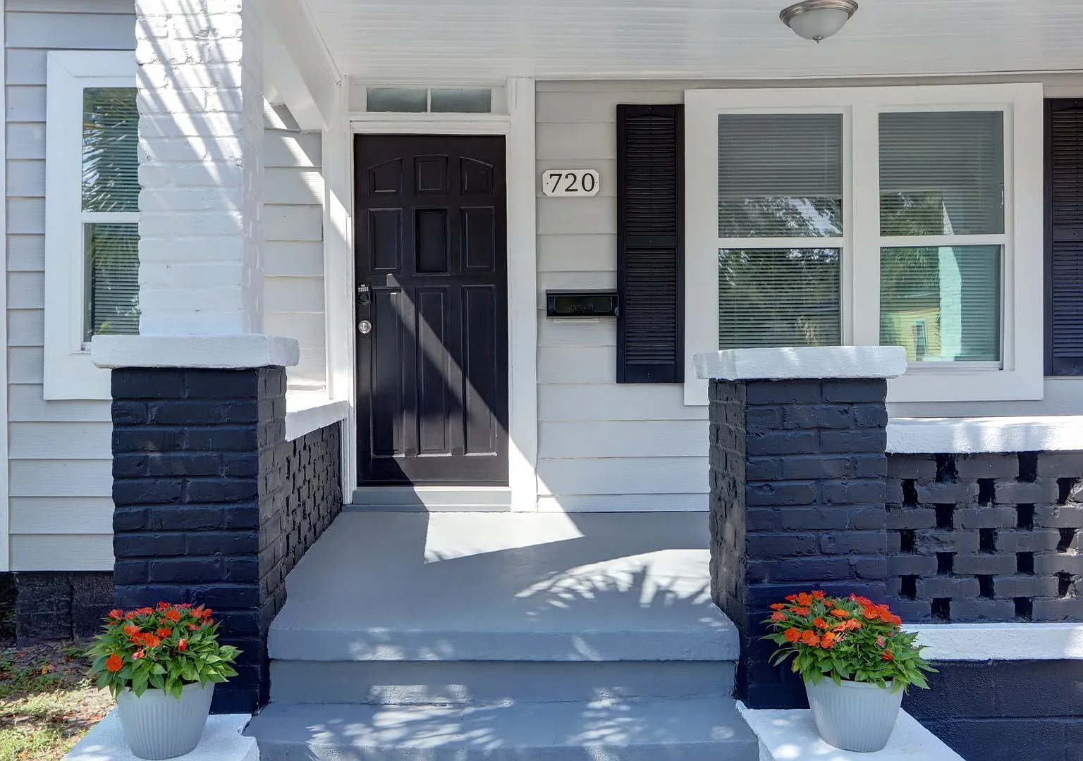 Large 3BR/1BA Downtown Savannah Home For Rent — Photo 2