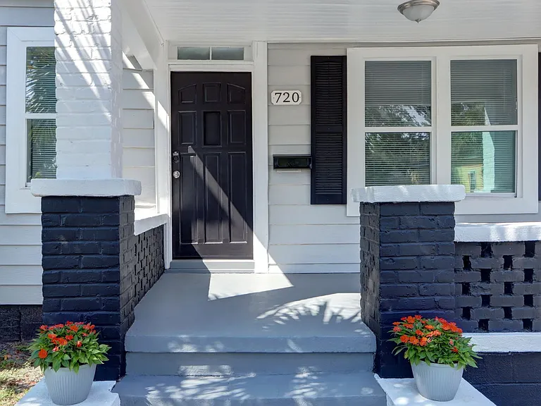 720 W Victory Dr — Photo 2