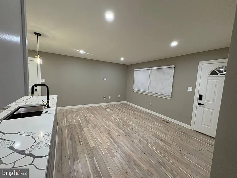 13223 Hawthorn Ln — Photo 2