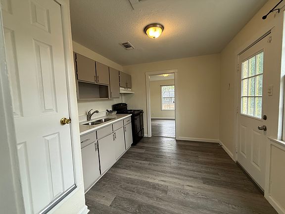 4th image of 3103 Neptune St
