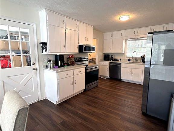 3rd image of 3760 Sunny Hill Dr
