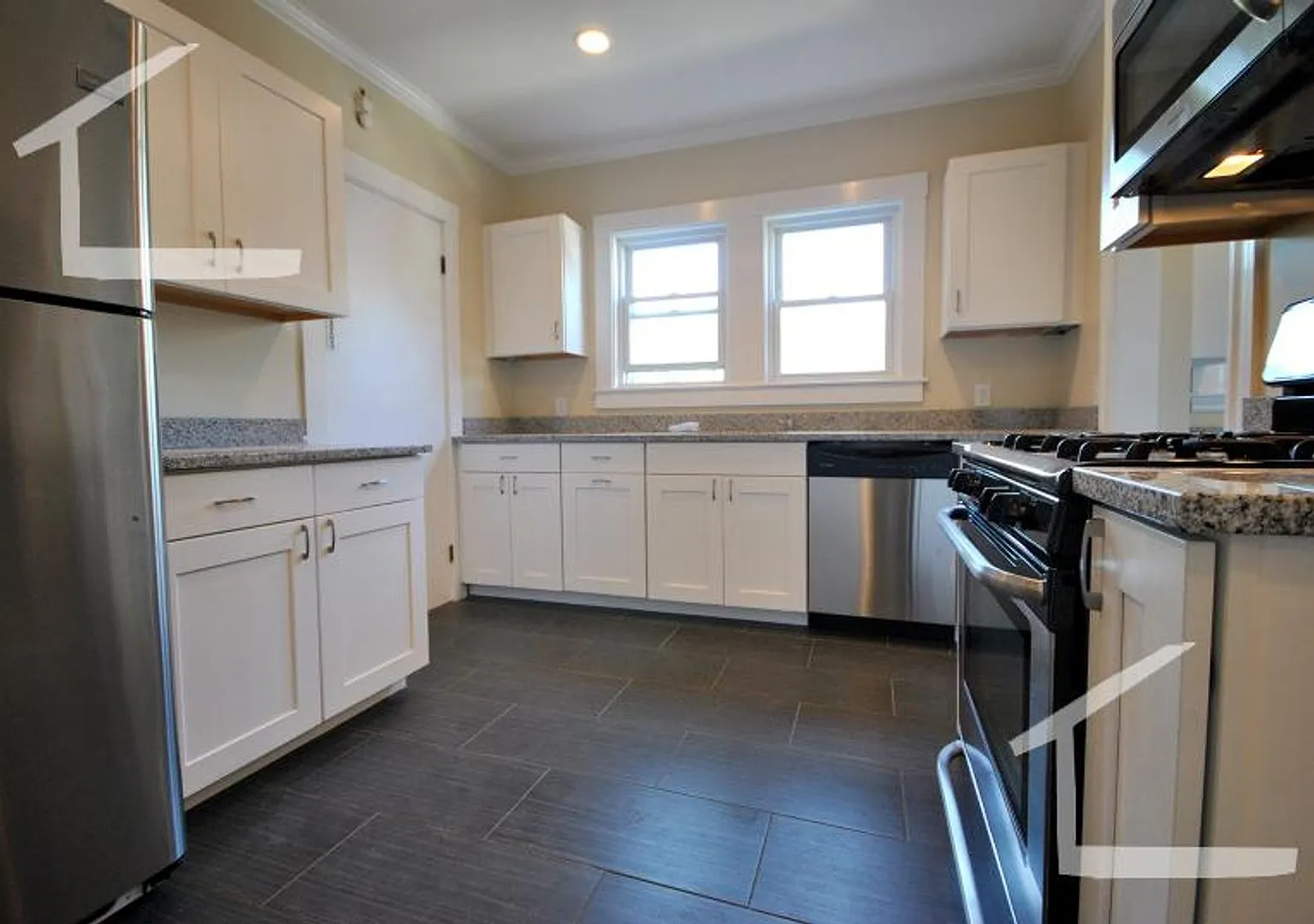 Huge, fully renovated 4 bed 2 bath duplex! — Photo 1