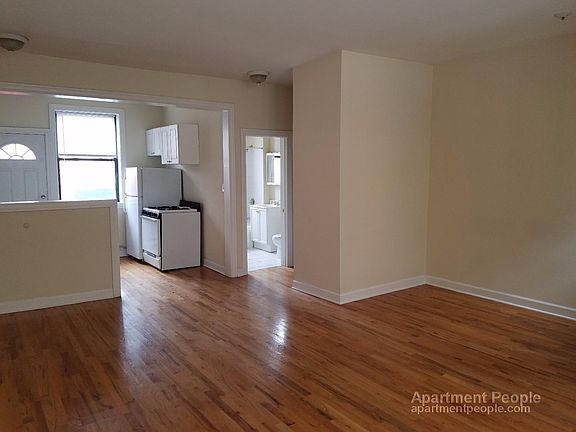 2nd image of 723 1/2 W Barry Ave APT 1B