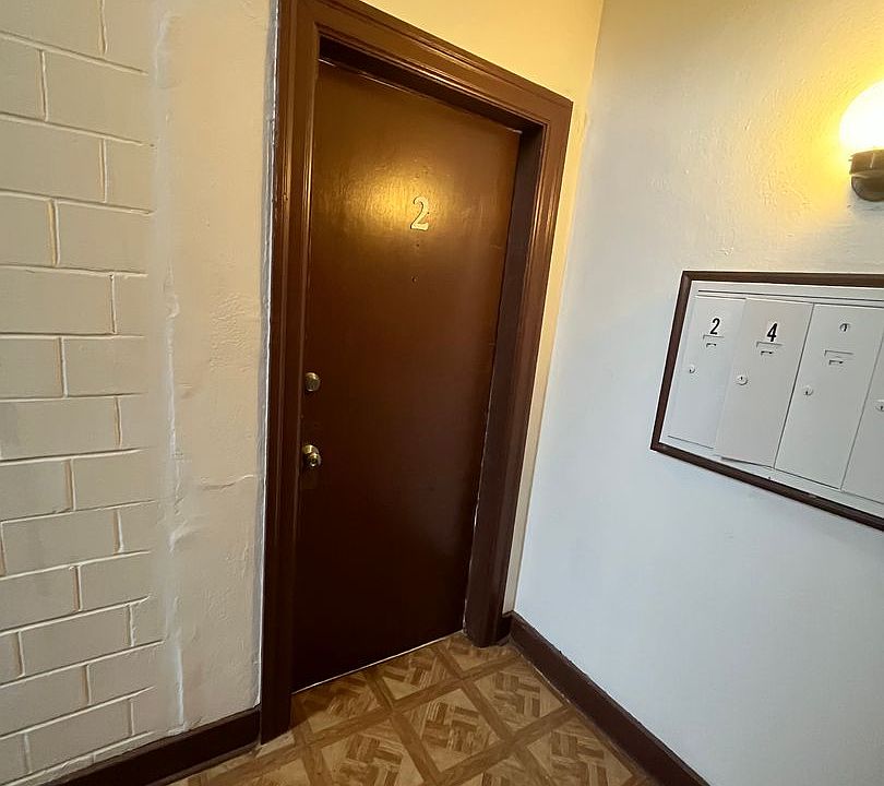 1st image of 1028 E 5th St