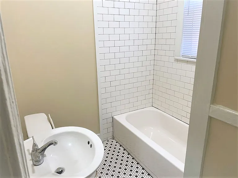 1304 Court Ave — Photo 12