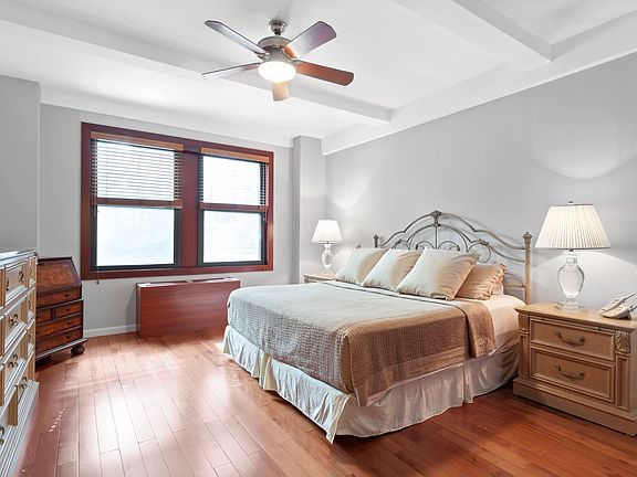 4th image of 20 W 72nd St #201