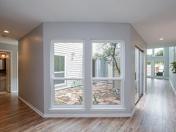3rd image of 1127 Coachlight Dr