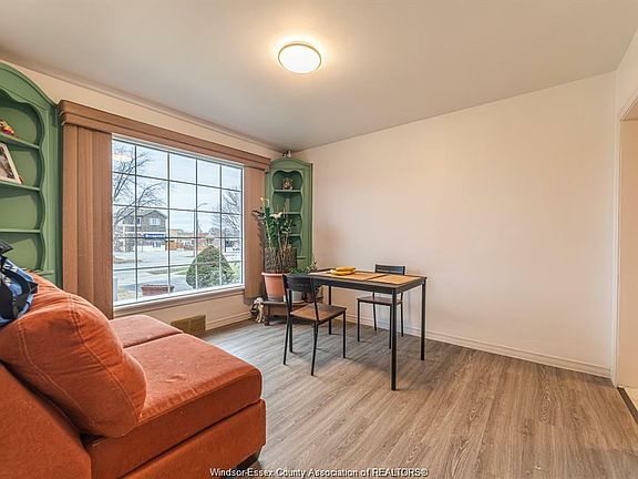 2nd image of 138 Talbot St W