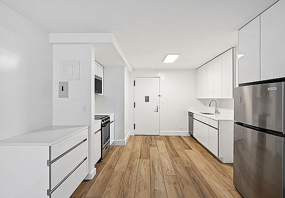 4th image of 330 W 58th St APT 12P