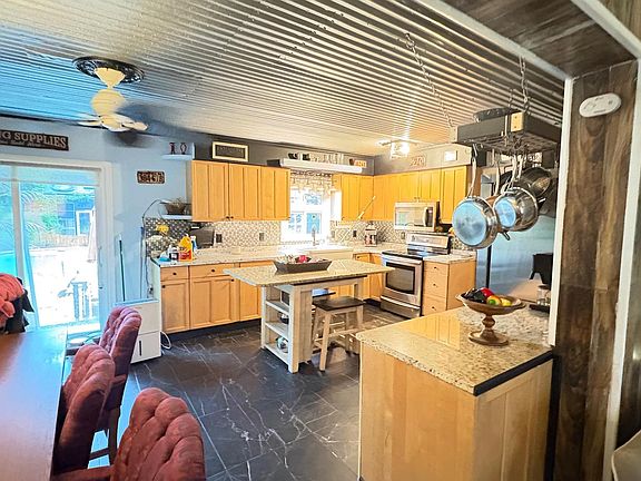 4th image of 15 Gainsborough Dr
