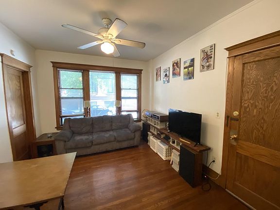 3rd image of 2007 W Byron St Unit 1