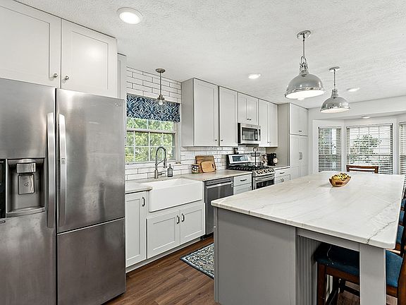 4th image of 414 Swan Dr