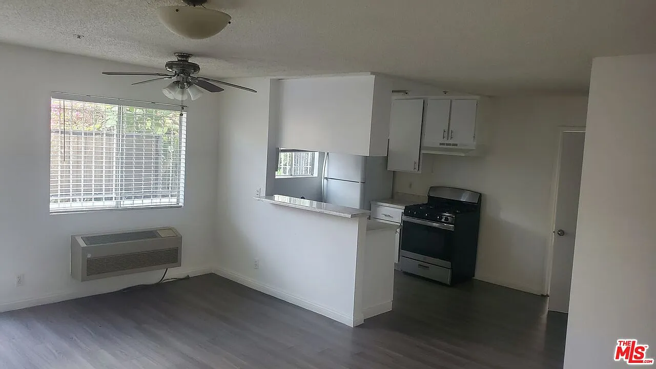 3 bed, 2.0 bath, 1450 sqft, $3,000 — Photo 2