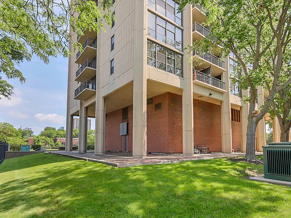 2nd image of 2901 S Michigan Ave APT 403