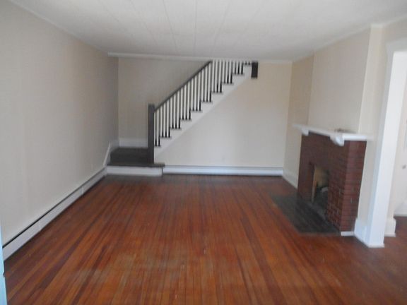 Large Living Room w/hardwoods