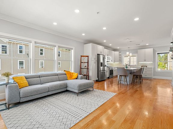 4th image of 140 Main St Unit E