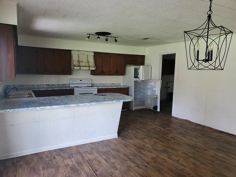 919 Kings Rd — Photo 6
