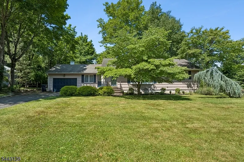 3 bed, 2.0 bath, 1378 sqft, $3,800 — Photo 2