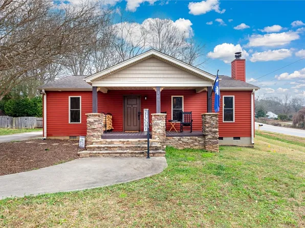 109 S Laurel St, Walhalla, SC 29691