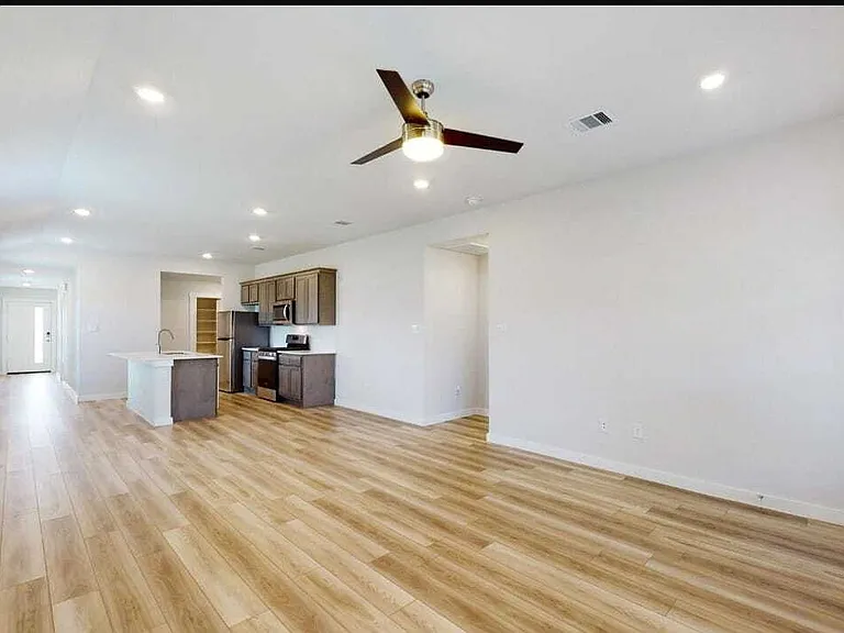 1010 Amistad Loop — Photo 4
