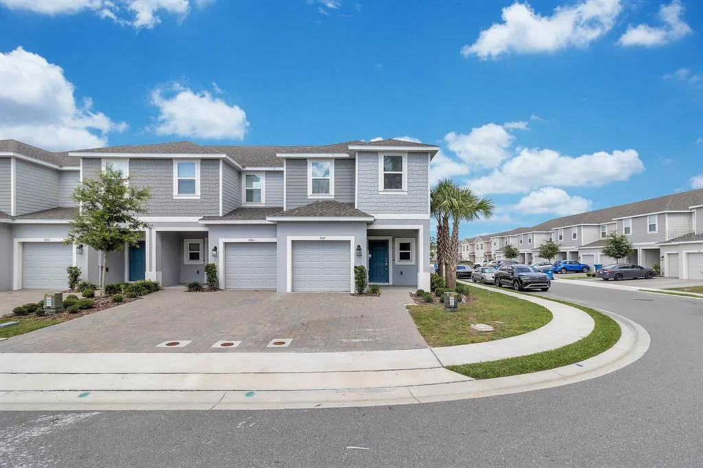 3 bed, 2.5 bath, 1574 sqft, $1,950 — Photo 2