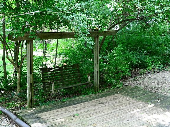 4th image of 946 White Oak Dr