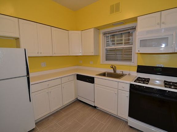 4th image of 2763 N Kenmore Ave APT 1R