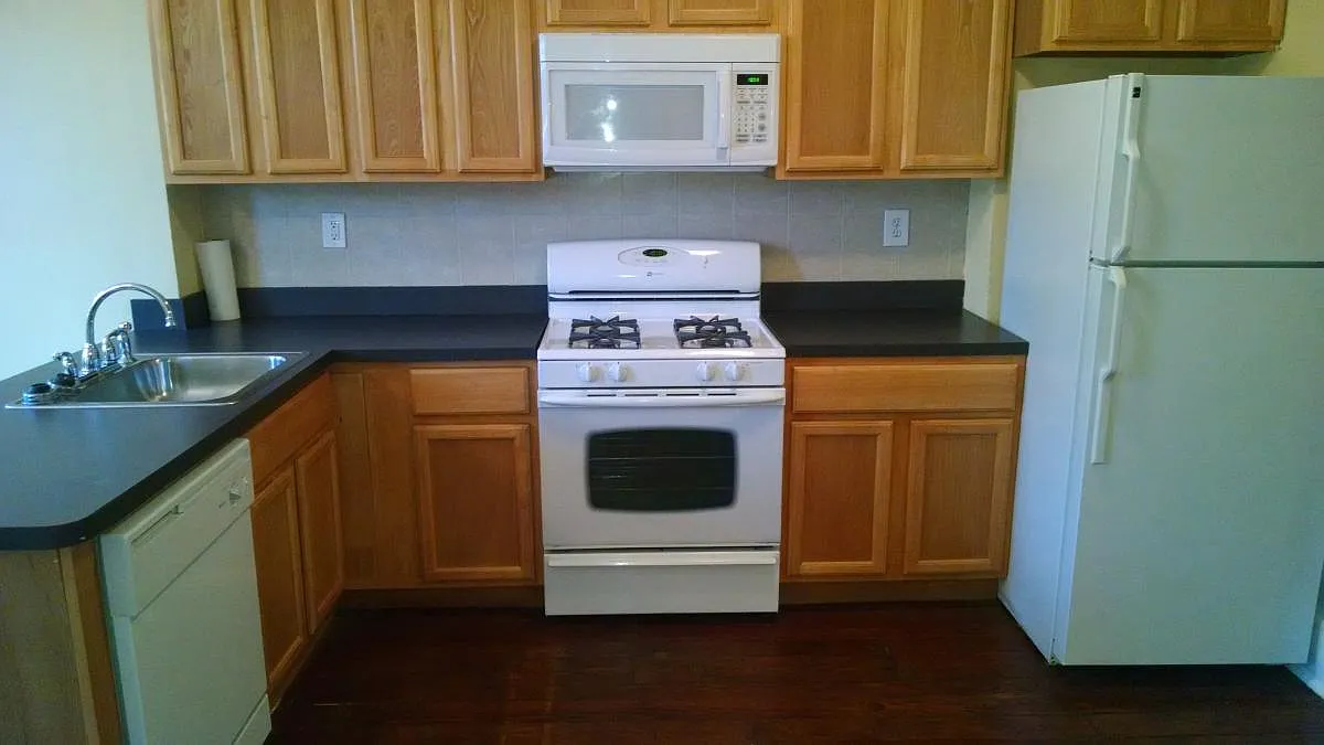2 bed, 1300 sqft, $1,800 — Photo 3
