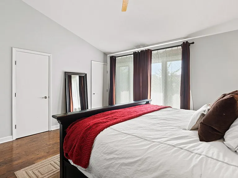 1616 W Altgeld St — Photo 23