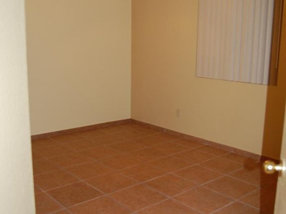 4th image of 1591 W Maplewood Dr