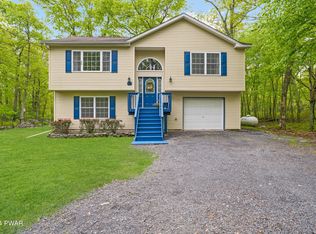116 Ledgeway Dr, Dingmans Ferry, PA 18328