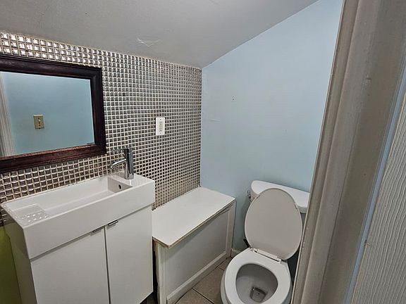 2nd image of 192 Littleton Ave Floor 2