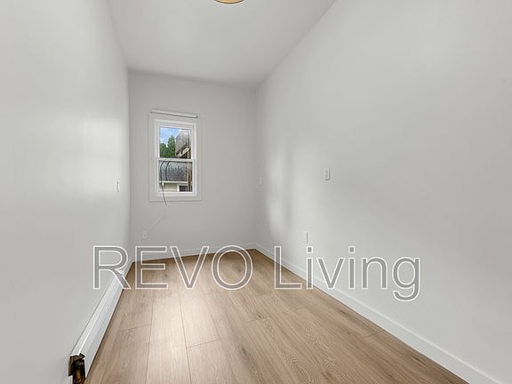 3rd image of 41 Welland Ave #Ave5