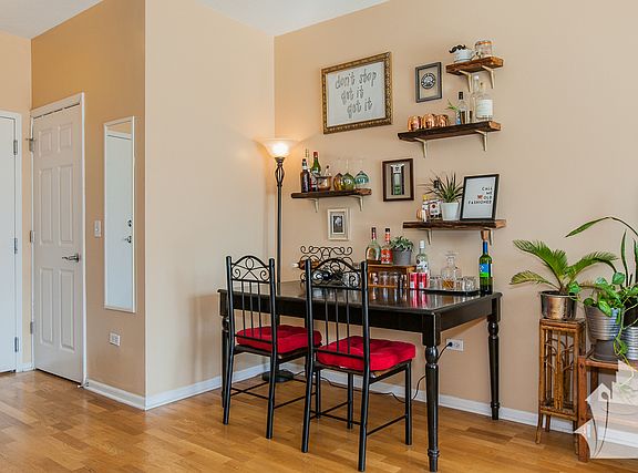 5th image of 1134 W Granville Ave APT 517