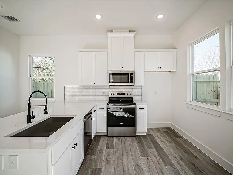 8409 Schneider St — Photo 6