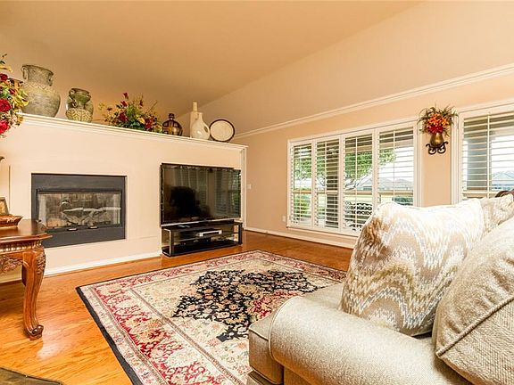 3rd image of 9433 Grandview Dr