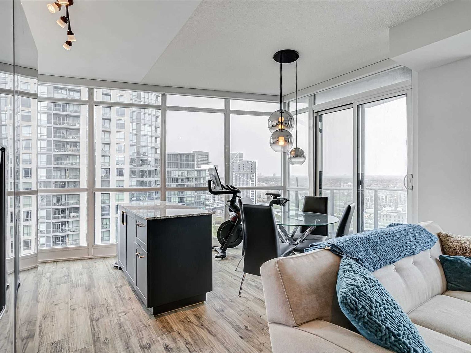 215 Fort York Blvd 2810, Toronto, ON M5V 4A2 Zillow