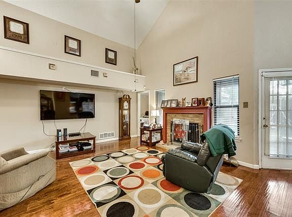 5th image of 614 Lemons St