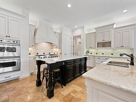 4th image of 704 Castle Rock Dr