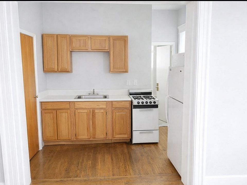 2nd image of 91 Wellington Ave Unit 4