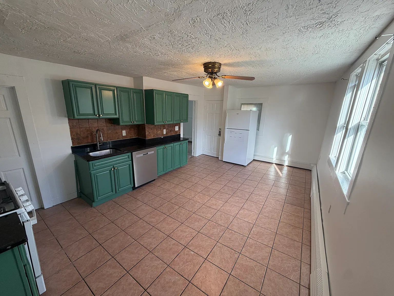 3 bed, 1000 sqft, $2,500 — Photo 2