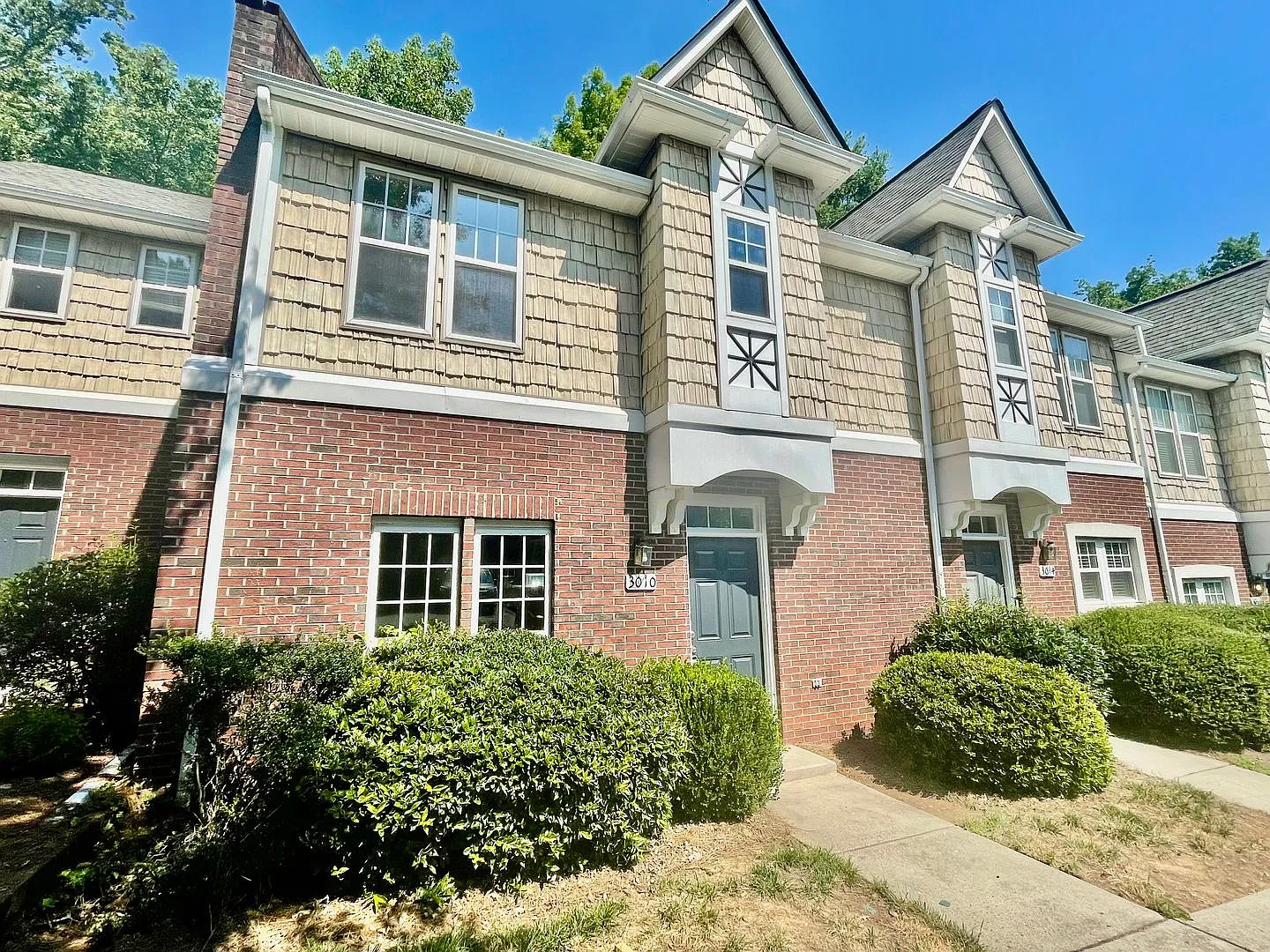 Welcome to this stunning 3-bedroom, 2.5-bathroom Townhouse, located in the vibrant city of Charlo... — Photo 2