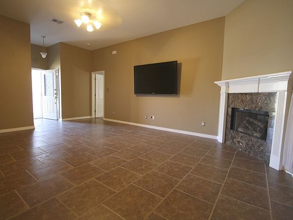 Great room w/fireplace