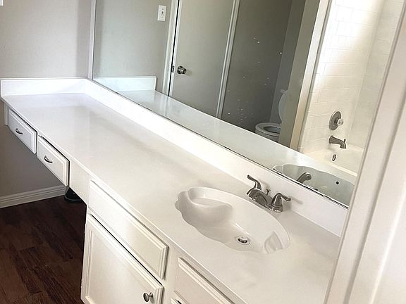 4th image of 2523 Silver Cypress Dr