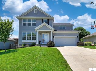 124 Castle Pine Dr, Papillion, NE 68133