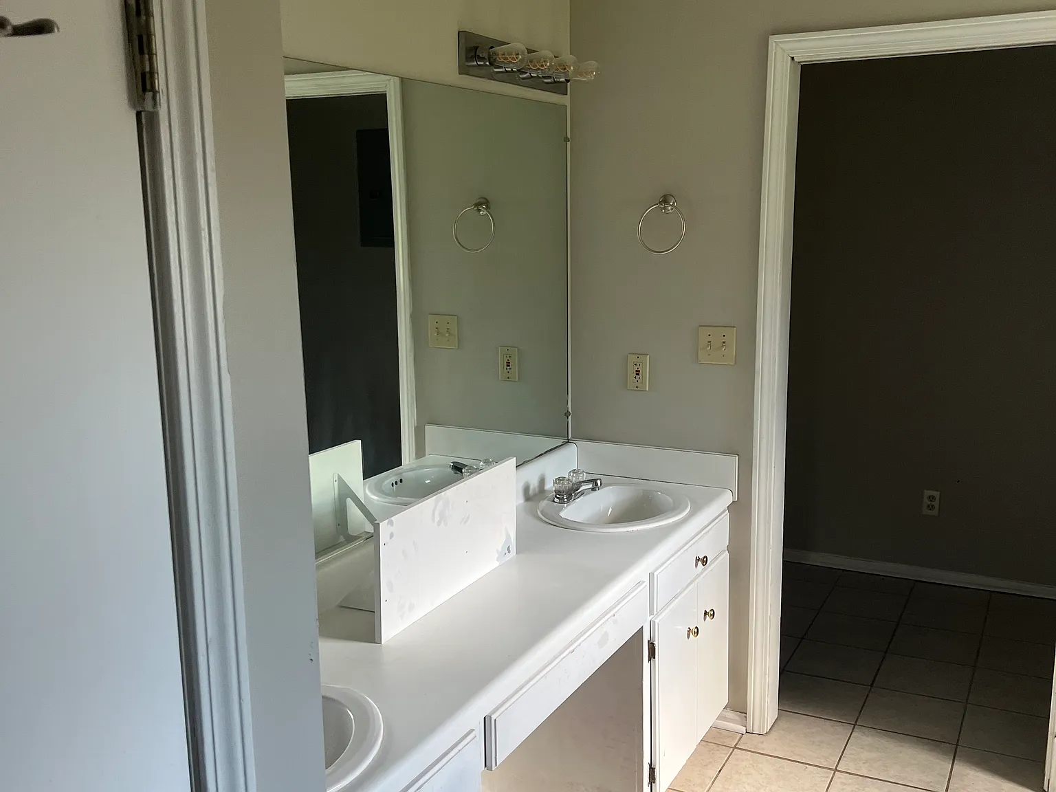 3 bed, 2500 sqft, $1,100 — Photo 2