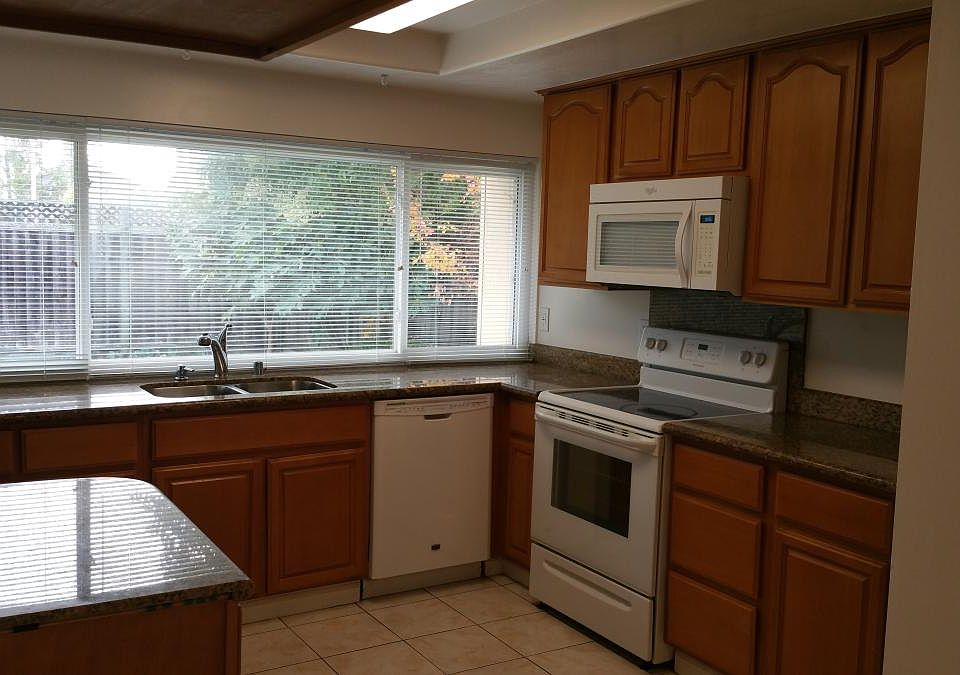 5042 Chelsea Drive - Kitchen