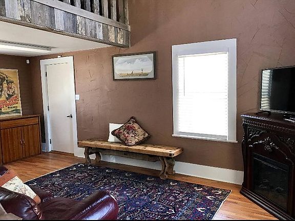 3rd image of 109 N Lea Ave