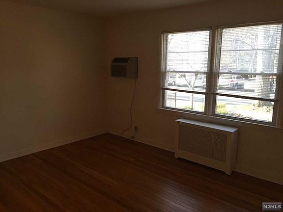 4th image of 25-12 High St APT B