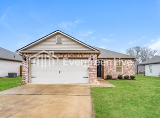 16366 Creek Dr, Moundville, AL 35474